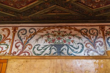 Tiran, Arnavutluk. 13 Ekim 2024. Tiran 'daki Et' hem Bej Camii 'nin duvar resimleri.