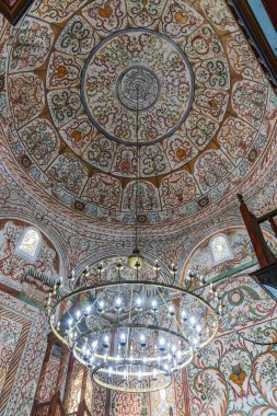 Tiran, Arnavutluk. 13 Ekim 2024. Tiran 'daki Et' hem Bej Camii 'nin kubbesindeki duvar resimleri.