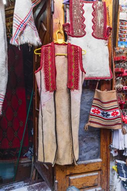 Kruje, Durres, Arnavutluk. 14 Ekim 2024. Kruje 'de bir açık hava pazarında geleneksel giysiler satılıyor..