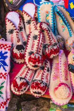 Kruje, Durres, Arnavutluk. 14 Ekim 2024. Geleneksel yün, Kruje 'deki bir açık hava pazarında satılık terlikler gibiydi..