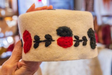 Kruje, Durres, Arnavutluk. 14 Ekim 2024. Geleneksel yün, Kruje 'de bir açık hava pazarında satılık qeleshe kafatası kapağı hissetti.