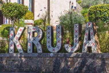 Kruje, Durres, Arnavutluk. 14 Ekim 2024. Kruja Şatosu 'nda Kruja kasabası için imza atın..