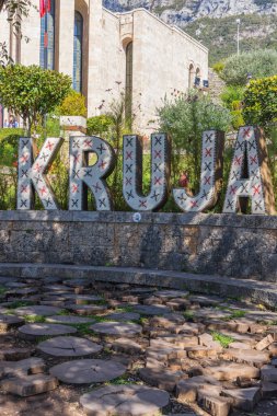 Kruje, Durres, Arnavutluk. 14 Ekim 2024. Kruja Şatosu 'nda Kruja kasabası için imza atın..