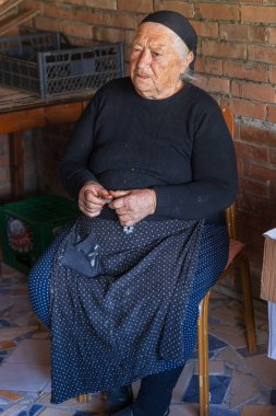 Llogara Geçidi, Vlore, Arnavutluk. 15 Ekim 2024. Arnavutluk 'un Llogara Geçidi yakınlarında tespih çeken son sınıf öğrencisi kadın.