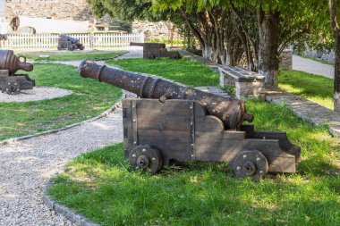 Cirokaster, Arnavutluk. 16 Ekim 2024. Cirokaster Şatosu 'ndaki askeri müzenin bahçesinde antika toplar..