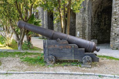 Cirokaster, Arnavutluk. 16 Ekim 2024. Cirokaster Şatosu 'ndaki askeri müzenin bahçesinde antika toplar..