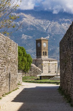 Cirokaster, Arnavutluk. 16 Ekim 2024. Saat Kulesi ve Gjirokaster Kalesi kalıntıları.