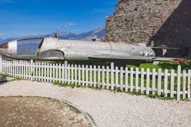 Cirokaster, Arnavutluk. 16 Ekim 2024. Gjirokaster Kalesi 'ndeki ABD Hava Kuvvetleri T-33 eğitmeninin enkazı..