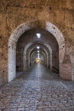 Cirokaster, Arnavutluk. 16 Ekim 2024. Cirokaster Kalesi 'nde kemerli geçit..