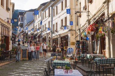 Cirokaster, Arnavutluk. 16 Ekim 2024. Cirokaster 'da alışveriş caddesi.