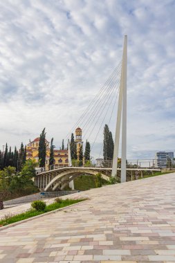 Fier, Arnavutluk. 17 Ekim 2024. Fier kentindeki Gjanica Köprüsü üzerindeki modern yaya asma köprüsü.