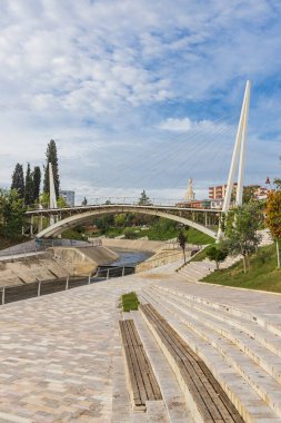 Fier, Arnavutluk. 17 Ekim 2024. Fier kentindeki Gjanica Köprüsü üzerindeki modern yaya asma köprüsü.