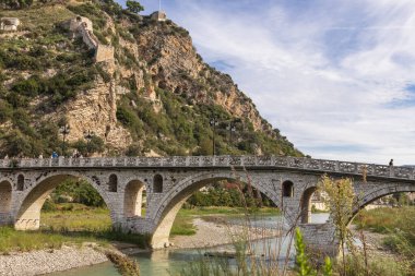 Berat, Arnavutluk. 17 Ekim 2024. Osum Nehri üzerindeki tarihi Gorica Köprüsü, aynı zamanda Kurt Ahmed Paşa köprüsü olarak da bilinir..