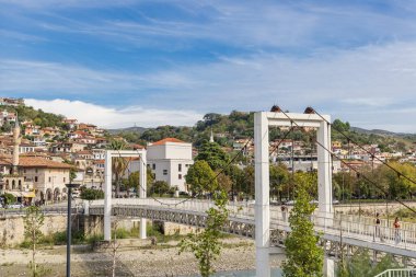 Berat, Arnavutluk. 17 Ekim 2024. Berat 'taki Osum Nehri üzerindeki yaya asma köprüsü..