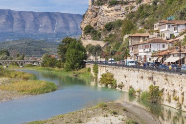 Berat, Arnavutluk. 17 Ekim 2024. Osum nehri Berat 'tan akıyor..