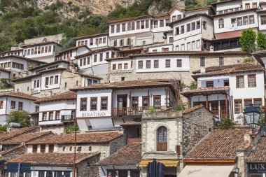 Berat, Arnavutluk. 17 Ekim 2024. Berat yamacındaki geleneksel binalar.