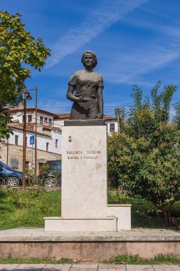 Berat, Arnavutluk. 17 Ekim 2024. Margarita Tutulani 'nin Anıt Heykeli, 2. Dünya Savaşı sırasında öldürülen bir Abanlı anti-faşist..