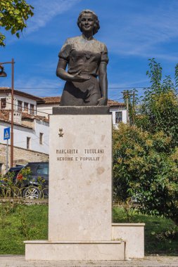 Berat, Arnavutluk. 17 Ekim 2024. Margarita Tutulani 'nin Anıt Heykeli, 2. Dünya Savaşı sırasında öldürülen bir Abanlı anti-faşist..