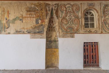 Berat, Arnavutluk. 17 Ekim 2024. Berat 'taki Bekar Camii' nin tarihi duvar resmi..