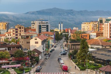 Shkoder, Arnavutluk. 18 Ekim 2024. Arnavutluk dağlarındaki Shkoder kasabasının manzarası.