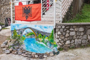 Shkoder, Arnavutluk. 18 Ekim 2024. Mesi Köprüsü yakınlarındaki bir binada Arnavut bayrağı.