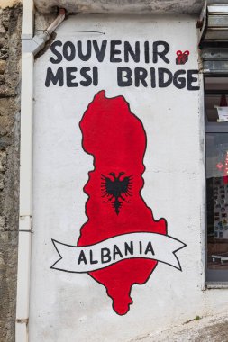 Shkoder, Arnavutluk. 18 Ekim 2024. Mesi Köprüsü yakınlarında Arnavutluk haritalı bir hediyelik eşya dükkanı tabelası.