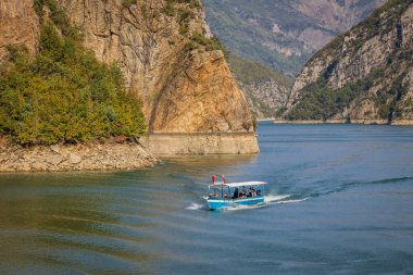 Vau i Dejes, Shkoder, Arnavutluk. 19 Ekim 2024. Drin Nehri 'nin Komani Gölü rezervuarındaki turist teknesi..