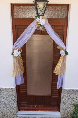 Ohri, Kuzey Makedonya. 21 Ekim 2024. Lavanta renkli kumaşla dekore edilmiş kapı..