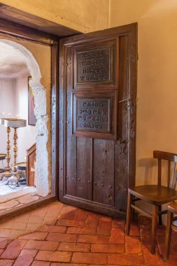 Ohri, Kuzey Makedonya. 21 Ekim 2024. Ohri 'deki Bakire Meryem Peribleptos Kilisesi' nin kapısı..