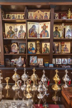 Ohri, Kuzey Makedonya. 21 Ekim 2024. Hediyelik eşya ikonu resimleri ve tütsü yakıcıları Bakire Mary Peribleptos Kilisesi 'ndeki hediyelik eşya dükkanında..