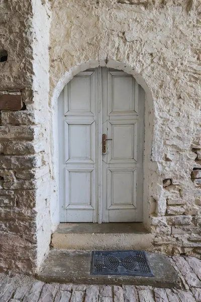 Cirokaster, Arnavutluk. 16 Ekim 2024. Gjirokaster Kalesi 'nde beyaz ahşap kapı.