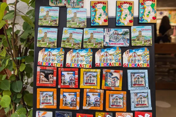 Cirokaster, Arnavutluk. 16 Ekim 2024. Cirokaster 'daki bir markette satılık buzdolabı mıknatısları..