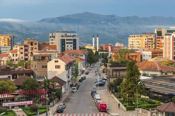 Shkoder, Arnavutluk. 18 Ekim 2024. Arnavutluk dağlarındaki Shkoder kasabasının manzarası.
