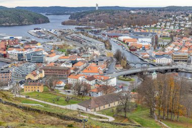 Fredriksten Kalesi, Halden, Ostfold, Norveç. Fredriksten Kalesi 'nden Halden limanının ve kasabasının manzarası.