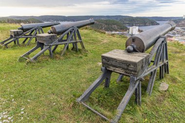 Fredriksten Kalesi, Halden, Ostfold, Norveç. Fredriksten Kalesi 'nden Halden limanına ve kasabasına bakan toplar..
