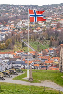 Fredriksten Kalesi, Halden, Ostfold, Norveç. Tarihi Fredriksten Kalesinde Norveç bayrağı dalgalanıyor.