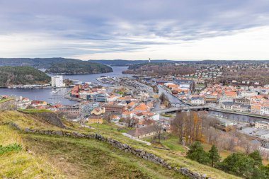 Fredriksten Kalesi, Halden, Ostfold, Norveç. Fredriksten Kalesi 'nden Halden limanının ve kasabasının manzarası.