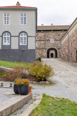 Fredriksten Kalesi, Halden, Ostfold, Norveç. 3 Kasım 2024. Tarihi Fredriksten Kalesi 'ndeki taş binalar.