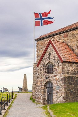 Fredriksten Kalesi, Halden, Ostfold, Norveç. 3 Kasım 2024. Tarihi Fredriksten Kalesi 'nde Norveç bayrağı ve taş bina.
