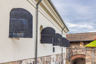 Fredriksten Kalesi, Halden, Ostfold, Norveç. 3 Kasım 2024. Tarihi Fredriksten Kalesi 'ndeki taş binaların ahşap panjurları.