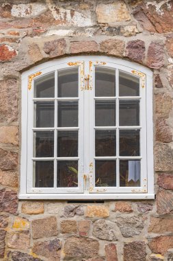 Fredriksten Kalesi, Halden, Ostfold, Norveç. 3 Kasım 2024. Tarihi Fredriksten Kalesi 'ndeki taş bir binanın penceresi..