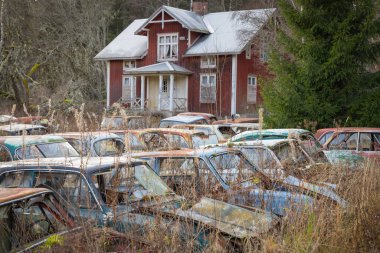 Piçler, Varmland, İsveç. 3 Kasım 2024. Bastnas araba mezarlığında terk edilmiş bir ev..