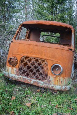 Piçler, Varmland, İsveç. 3 Kasım 2024. Bastnas araba mezarlığında hurda bir minibüs..