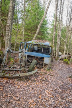 Piçler, Varmland, İsveç. 3 Kasım 2024. Bastnas araba mezarlığında hurda bir minibüs..