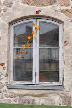 Fredriksten Kalesi, Halden, Ostfold, Norveç. 3 Kasım 2024. Fredriksten Kalesi 'ndeki taş bir binanın penceresi..