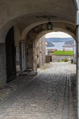 Fredriksten Kalesi, Halden, Ostfold, Norveç. 3 Kasım 2024. Çakıl taşı yolu Fredriksten Kalesi 'nin kemerli girişinden geçiyor..