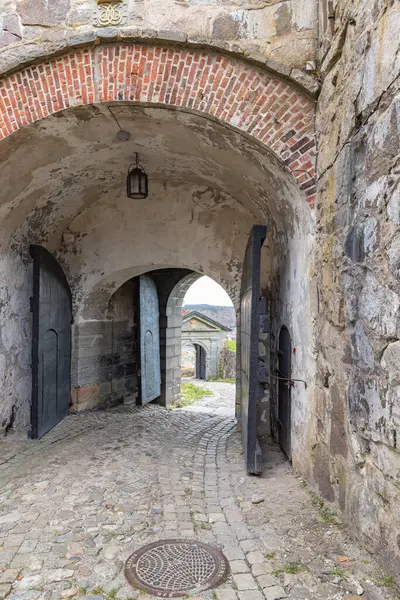 Fredriksten Kalesi, Halden, Ostfold, Norveç. 3 Kasım 2024. Tarihi Fredriksten Kalesi 'ndeki taş bina boyunca kemerli bir yol..