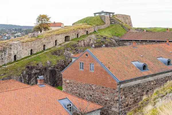 Fredriksten Kalesi, Halden, Ostfold, Norveç. 3 Kasım 2024. Tarihi Fredriksten Kalesi 'nde taş binalar ve taş duvarlar.