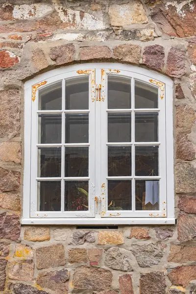 Fredriksten Kalesi, Halden, Ostfold, Norveç. 3 Kasım 2024. Tarihi Fredriksten Kalesi 'ndeki taş bir binanın penceresi..