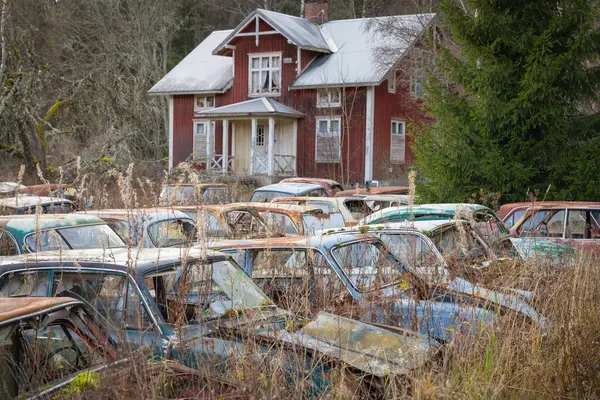 Piçler, Varmland, İsveç. 3 Kasım 2024. Bastnas araba mezarlığında terk edilmiş bir ev..